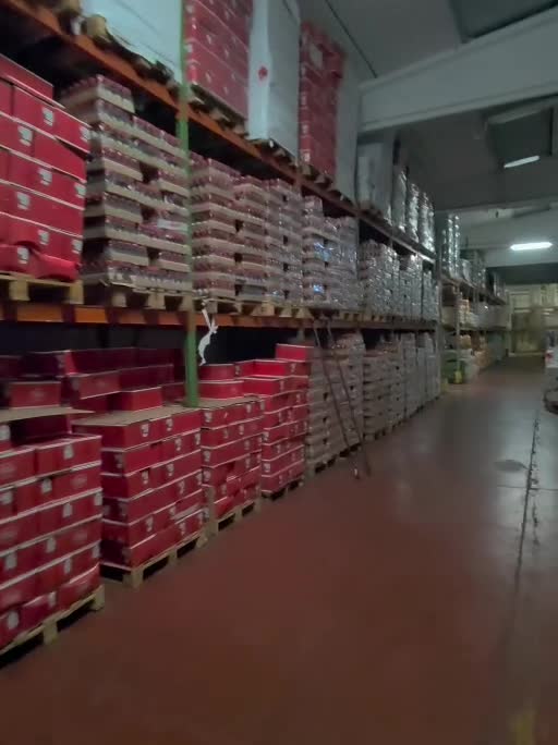 Scorcio degli ambienti del magazzino alimentare a Monza